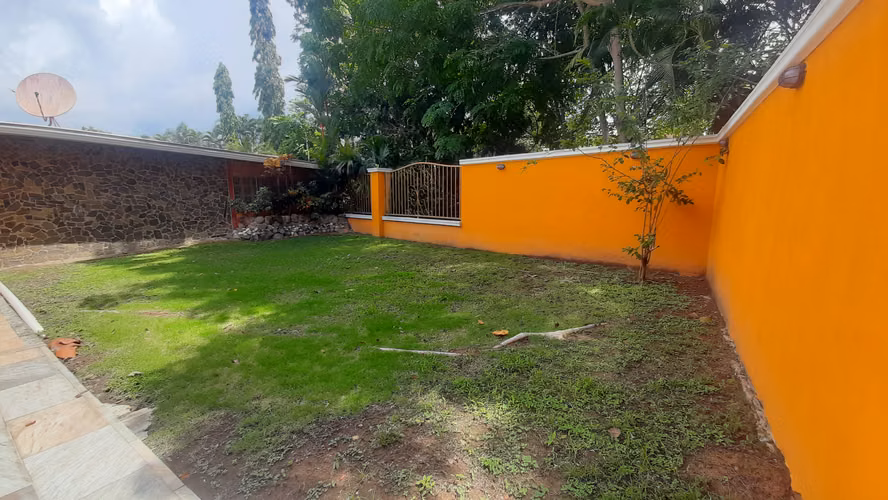 Casa en Venta en Diablo con Buen Patio y Terraza.