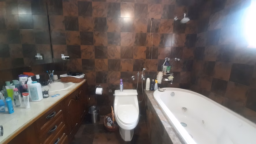 Casa en Venta en Diablo con Buen Patio y Terraza.