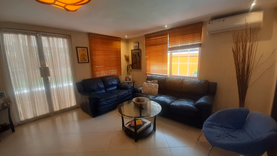 Casa en Venta en Diablo con Buen Patio y Terraza.