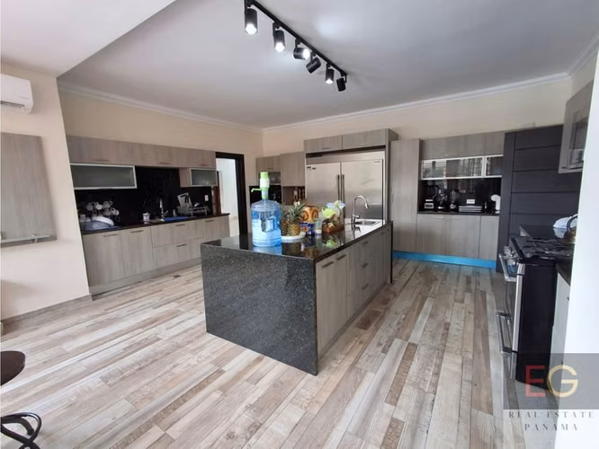 Venta de hermosa y exclusiva casa en Ancon