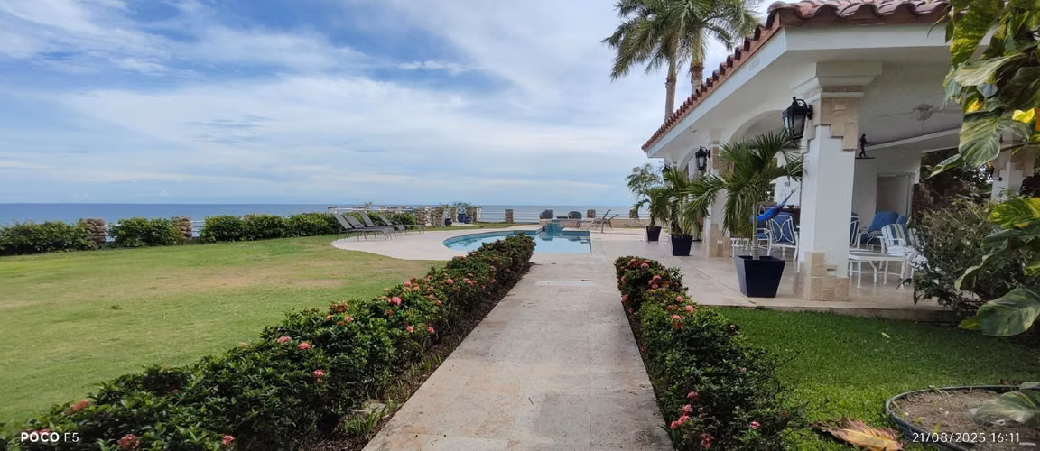 Venta de Terreno de Playa en Bijao con Mejoras, 13 Hectáreas, Frente al Mar