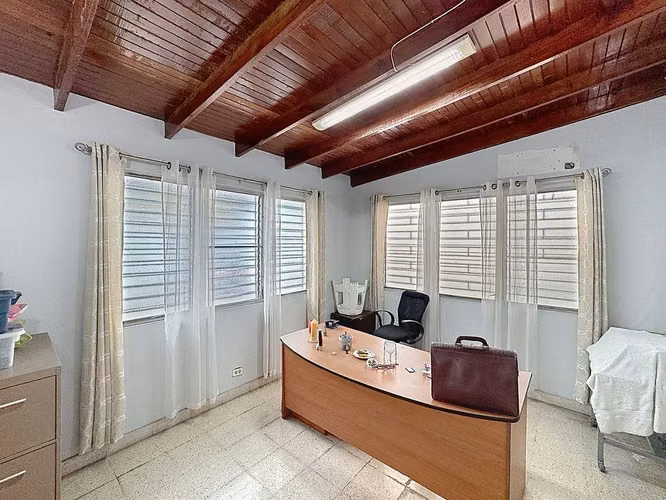 Venta de casa / propiedad comercial en Vía España