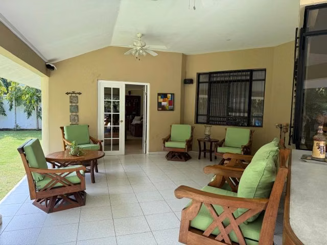 Dos Mares, Amplia Casa Familiar con Gran Jardin Excelente Precio ID 26024