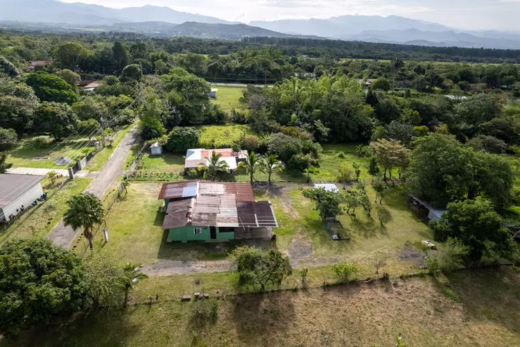 Amplio Terreno con Encantadora Casita en Potrerillos Arriba