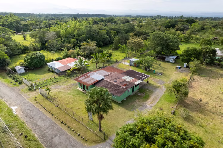 Amplio Terreno con Encantadora Casita en Potrerillos Arriba