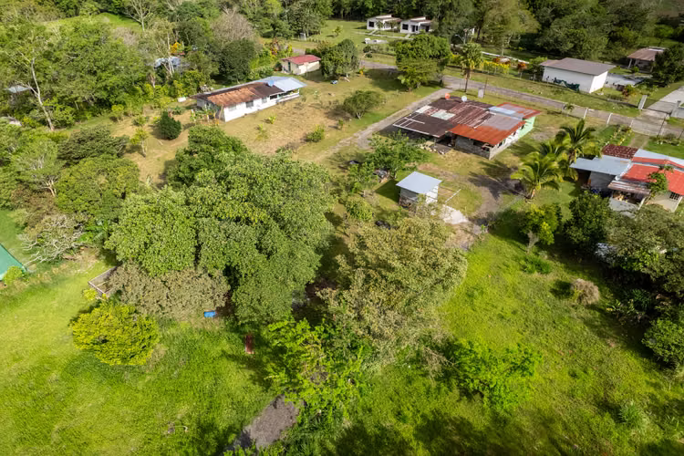 Amplio Terreno con Encantadora Casita en Potrerillos Arriba