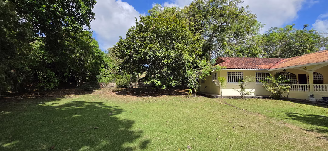 Alquilo casa con 2500m2 de terreno RESIDENCIAL HOWARD PANAMA PACIFICO