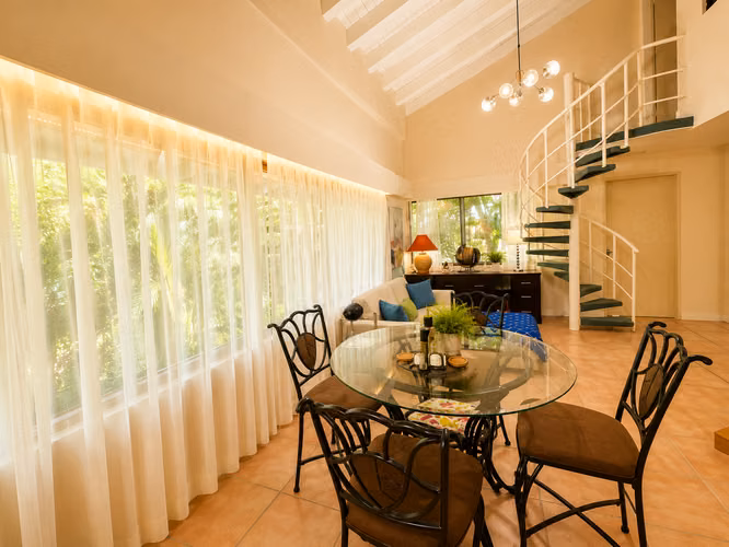 Suite de 2 Pisos en Coronado | Vista al Golf | Amenidades de Hotel | $270,000