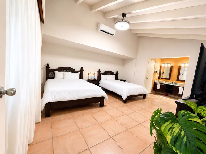 Suite de 2 Pisos en Coronado | Vista al Golf | Amenidades de Hotel | $270,000