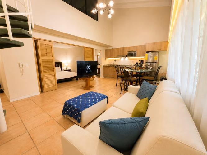 Suite de 2 Pisos en Coronado | Vista al Golf | Amenidades de Hotel | $270,000
