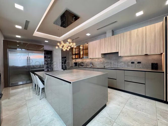 Vendo Apartamento de 672 m² en PH Vitri, Costa del Este 25-9693GG