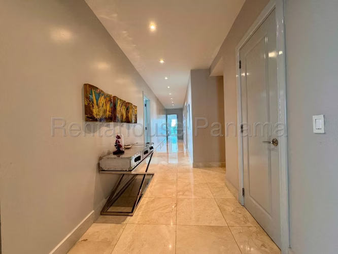 Vendo Apartamento de 672 m² en PH Vitri, Costa del Este 25-9693GG