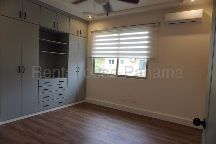 Vendo Casa de 357 m² en Clayton 26-8151GG