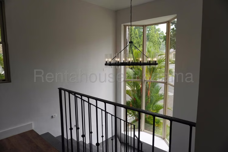 Vendo Casa de 357 m² en Clayton 26-8151GG