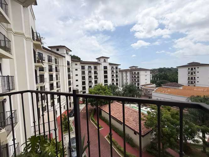 Amplio Apartamento de 3 Recámaras en Venta en Embassy Village Clayton