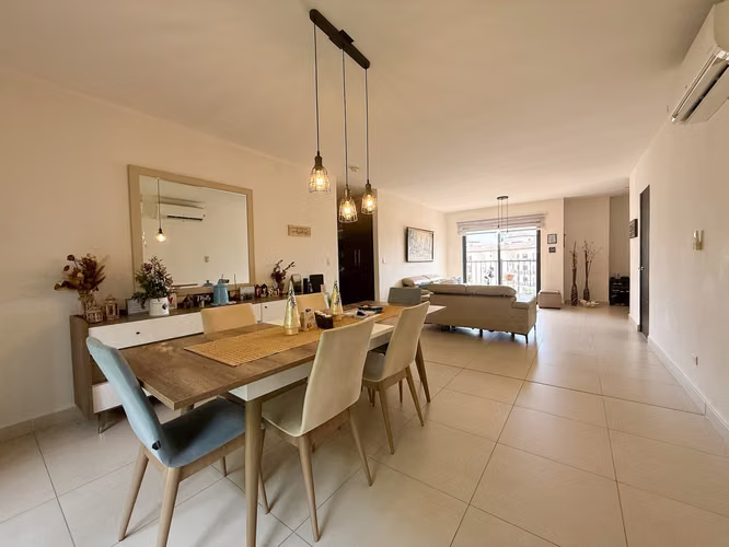 Amplio Apartamento de 3 Recámaras en Venta en Embassy Village Clayton