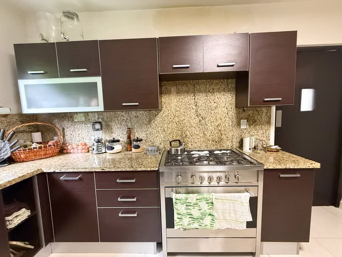 Amplio Apartamento de 3 Recámaras en Venta en Embassy Village Clayton