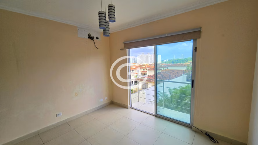 Venta Casa Unifamiliar Dorado Village Altos de Panamá. Remate Bancario
