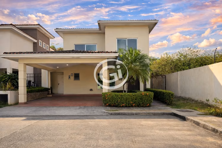 Venta Casa Unifamiliar Dorado Village Altos de Panamá. Remate Bancario