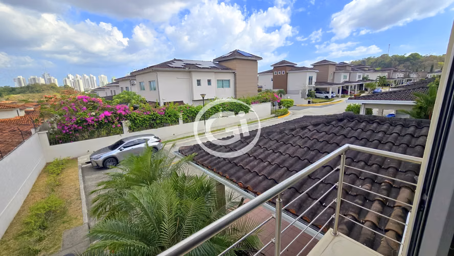 Venta Casa Unifamiliar Dorado Village Altos de Panamá. Remate Bancario