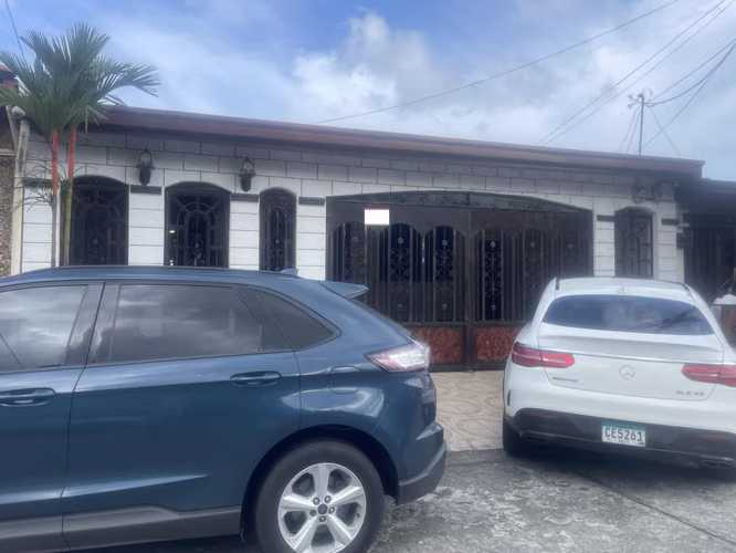 Venta de Casa en Brisas del Golf Occidente PISCINA Y BAR  NEGOCIABLE