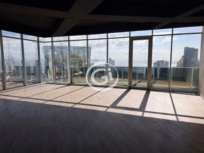Venta Oficina Calle 50. 7 estacionamientos y 1 Depósito Vista al Mar