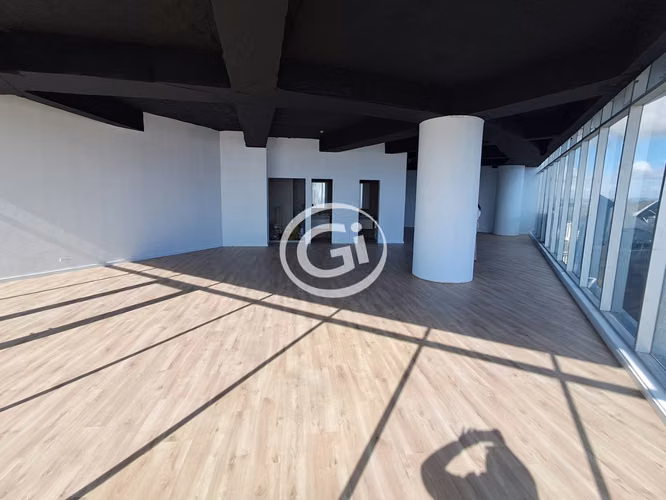 Venta Oficina Calle 50. 7 estacionamientos y 1 Depósito Vista al Mar