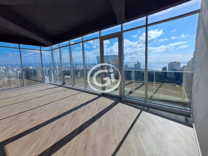 Venta Oficina Calle 50. 7 estacionamientos y 1 Depósito Vista al Mar