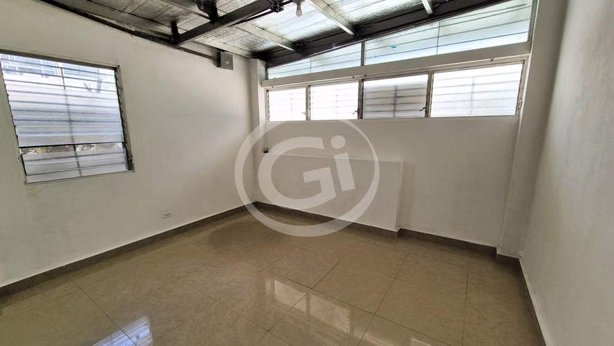 Alquiler Propiedad Comercial en San Francisco con estacionamiento y gran potencial comercial. Precio Negociable.