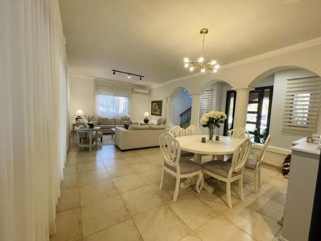 Clayton casa de lujo remodelada rodeada de naturaleza $950,000.00