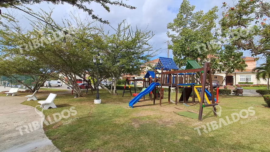 Venta de Casa en Villa Valencia, Costa Sur con Paneles Solares