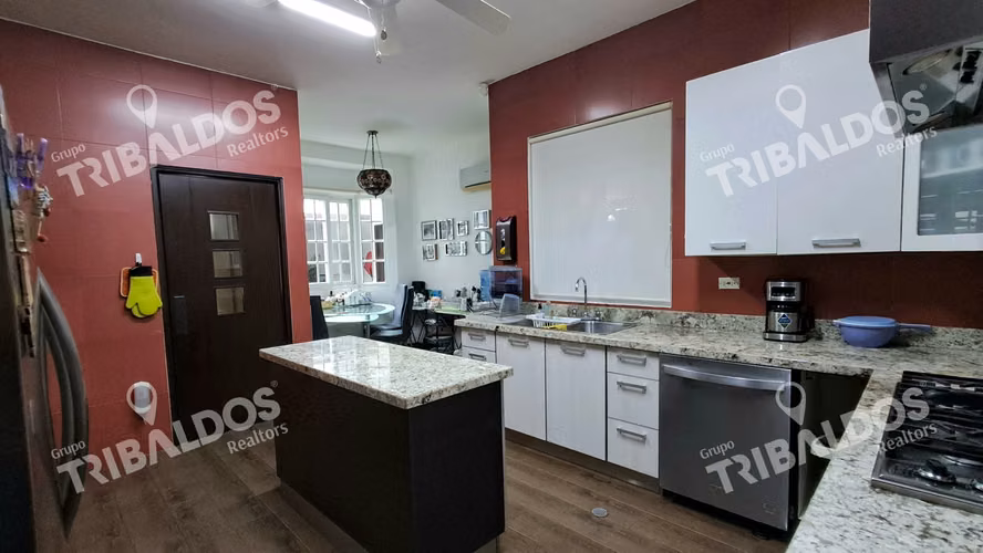 Venta de Casa en Villa Valencia, Costa Sur con Paneles Solares