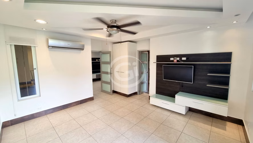 Venta TownHome Clayton Embassy Club con Inquilino