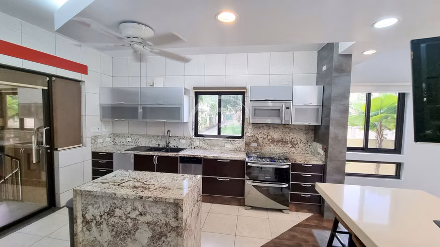 Venta TownHome Clayton Embassy Club con Inquilino