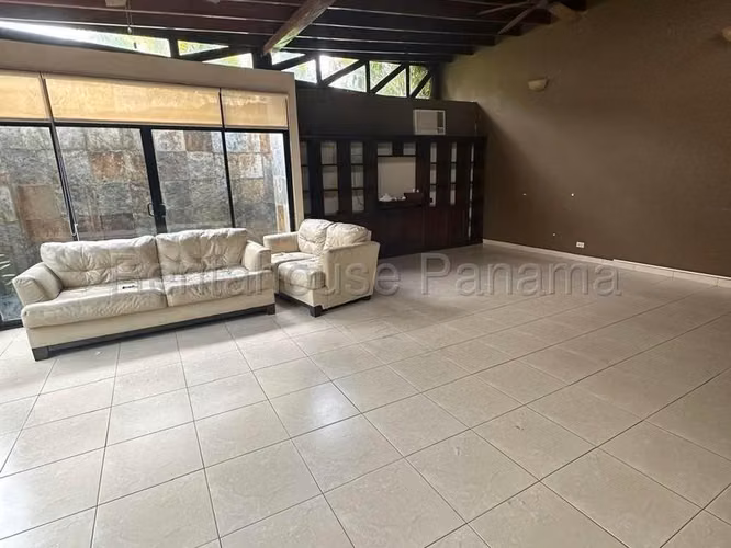 Se Vende Amplia Casa Dúplex en Altos del Golf – 358 m² – Excelente Ubicación - Imagen 2