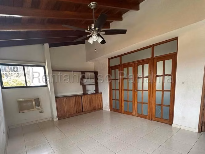 Se Vende Amplia Casa Dúplex en Altos del Golf – 358 m² – Excelente Ubicación - Imagen 7