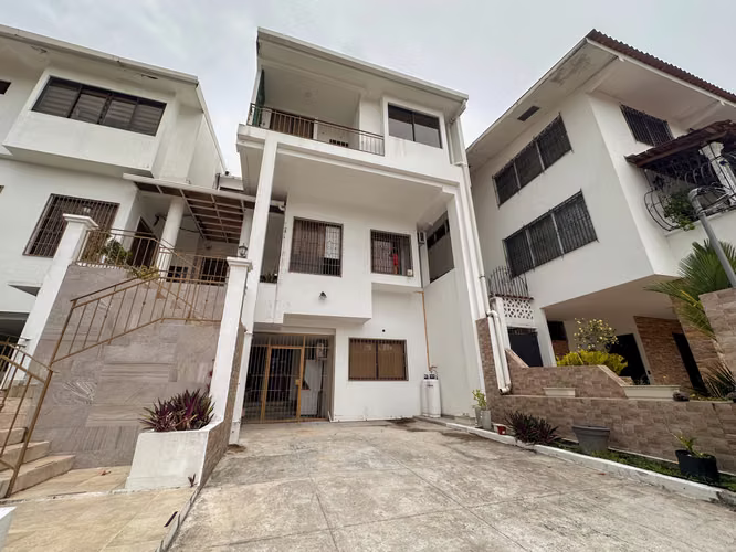 IS SOLD SPACIOUS AND BEAUTIFUL HOUSE IN BETANIA - MF