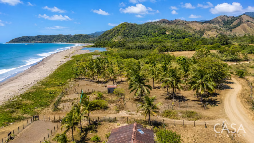 Lote Titulado Frente al Mar en Ubicación Céntrica en Venta en Cambutal, Los Santos
