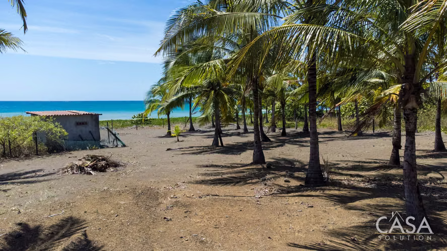 Lote Titulado Frente al Mar en Ubicación Céntrica en Venta en Cambutal, Los Santos