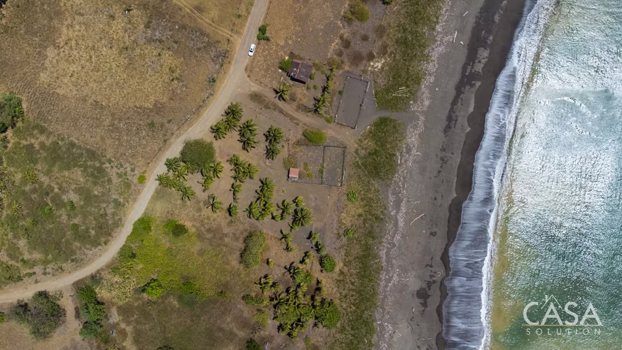 Lote Titulado Frente al Mar en Ubicación Céntrica en Venta en Cambutal, Los Santos