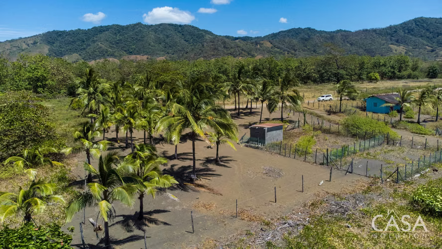 Lote Titulado Frente al Mar en Ubicación Céntrica en Venta en Cambutal, Los Santos
