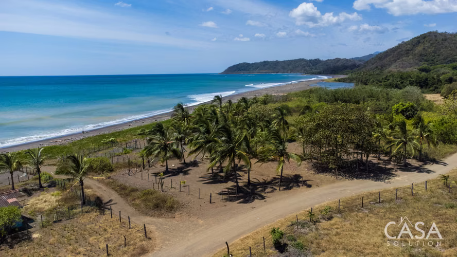 Lote Titulado Frente al Mar en Ubicación Céntrica en Venta en Cambutal, Los Santos