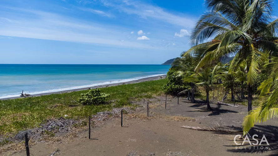 Lote Titulado Frente al Mar en Ubicación Céntrica en Venta en Cambutal, Los Santos