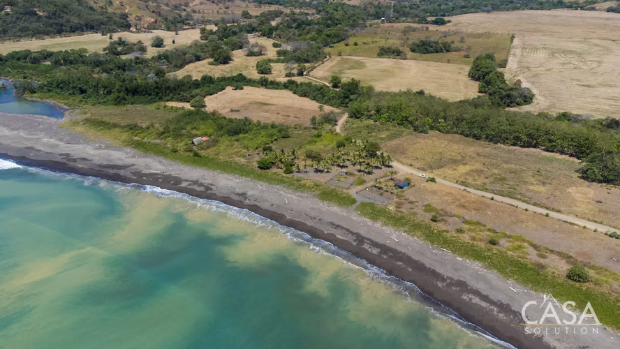 Lote Titulado Frente al Mar en Ubicación Céntrica en Venta en Cambutal, Los Santos