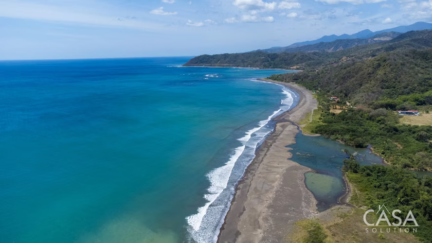Lote Titulado Frente al Mar en Ubicación Céntrica en Venta en Cambutal, Los Santos