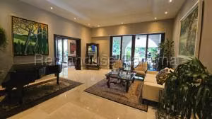 Alquiler de Casa con 1458m2 en Altos del Golf 26-8360SR