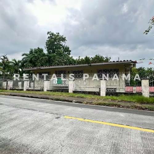 Venta de Casa con Amplio Terreno en Ancón Altos de Balboa