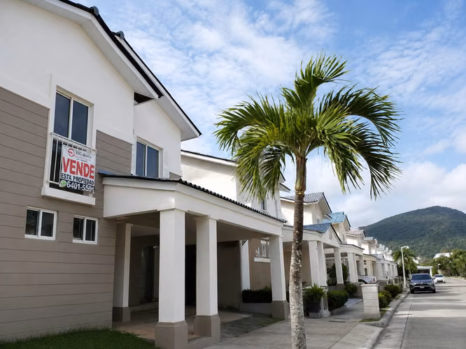 GANGA REMATE SE VENDE AMPLIA CASA PROYECTO  DE PLAYA  DORADA