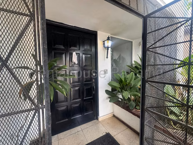 Vendo Casa con 410 m² de Terreno a pocos metros de la Torre F&F 26-4990GG