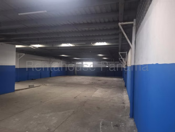 Venta de Galera en Parque Lefevre NS